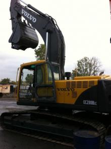 Гусеничный экскаватор Volvo EC290BLC.
