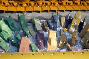 Коронки и адаптеры для экскаваторов и бульдозеров VOLVO, JCB, HITACHI, HYUNDAI, KOMATSU, КРАНЭКС, ТВЭКС, CATERPILLAR, KATO, LIEBHERR, CASE, DAEWOO, NEW HOLLAND, KOBELCO, JONYANG, BOBCAT и др.