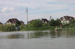 Коттедж у озера в респектабельной деревне