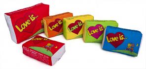 подушки в виде жвачек love is