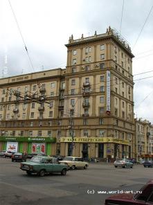 комната в коммунальной квартире в сталинском доме.