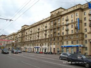 комната в коммунальной квартире в сталинском доме.