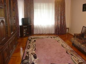 Продаю 2-х комнатную квартиру 76,5 м.кв. в тихом центре