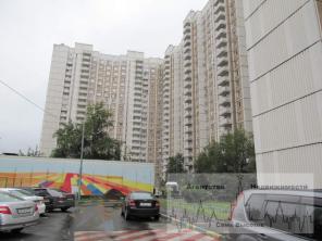 Продается, просторная 3 к.кв. возле метро.