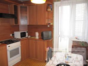 Продается, просторная 3 к.кв. возле метро.