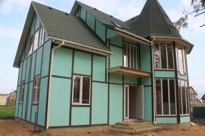 Продам элитный дом 180кв лазурного цвета в поселке с участком