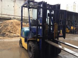 Автопогрузчик: Komatsu FD15T-17, 2003 г.в., цена 345 000 рублей.