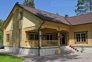 Деревянный дом-сруб у моря, в Лиласте