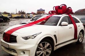 Большой бант на крышу машины. Упаковка автомобиля. Бант для подарок