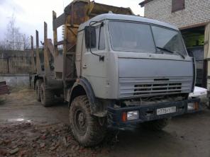 Лесовоз с гидроманипулятором и прицепом