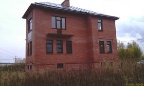 Кирпичный трехэтажный жилой дом в городе Пушкин