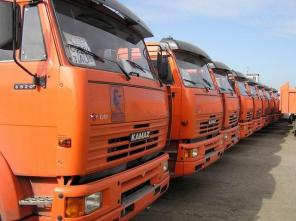 Продаю Автопоезд в составе автомобиля-тягача КАМАЗ-6460 (6х4) и полуприцепа-самосвала 9509-10 от ТПК АВТОМАГНАТ Автопоезд в составе тягача КАМАЗ-6460 и полуприцепа-самосвала мод. 9509-10 предназначен для перевозки различных сыпучих строительных грузов (ще
