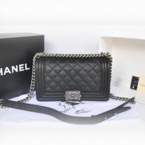 Chanel Boy кожаная сумка черного цвета