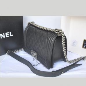 Chanel Boy кожаная сумка черного цвета