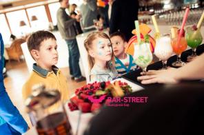 Компания BAR-STREET предлагает услуги выездного коктейль бара в Москве.