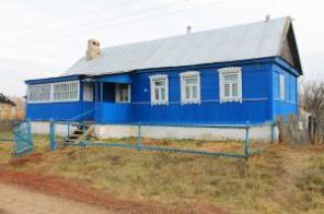 Рубленый дом на берегу реки Становая Ряса в Чаплыгинском районе Липецкой области