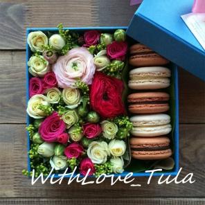 Коробочки с цветами и пирожными макаронс macarons