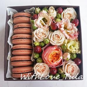 Коробочки с цветами и пирожными макаронс macarons