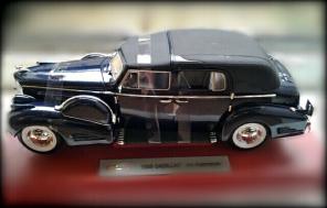  1:18.  CADILLAC 1938. V16 FLEETWOOD.