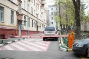 Установка шлагбаума во двор на законных основаниях