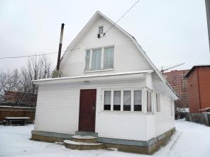 Уникальное предложение! Продам ДОМ на Пятницком шоссе, 1 км. от МКАД. (3 км. до МЕТРО Митинская). д.Путилково. Площадь дома 101 м2. 2-х этажный (бревно) Снаружи сайдинг, внутри вагонка. 1-й этаж: прихожая, кухня, гостиная, с/у, ванная. 2-й этаж: 2 спальни