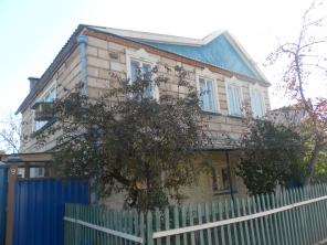 Продам жилой кирпичный дом с земельным участком.