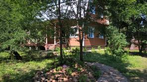 Дом в cтaродачном пocелке Абpамцево