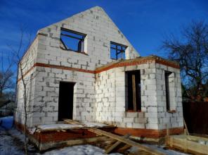 Продам не достроенный жилой дом в Апрелевке, все ком-ции в доме, станция ж/д в пешей доступности.