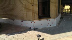 Выполняем работы по утеплению и отделке цоколя дома