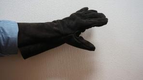 Спилковые перчатки с крагой, прошитые кевларом.