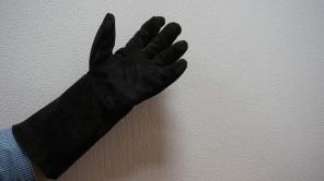 Спилковые перчатки с крагой, прошитые кевларом.