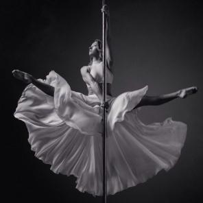 Pole Dance ( ) .  