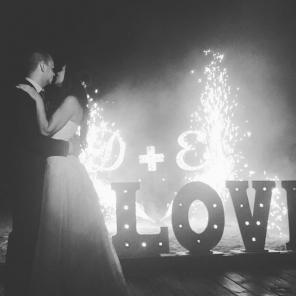 Большие буквы Love с лампочками