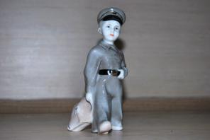 Продам Статуэтку лфз "Школьник"