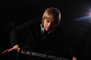 Диджей, DJ, ведущий, MC, вокалист, певец, солист, тамада, звук и свет для любого праздника.