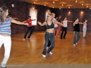 ШКОЛА ТАНЦЕВ. ОБУЧЕНИЕ КЛУБНЫМ ТАНЦАМ. ИМПРОВИЗАЦИЯ. RnB. GO-GO. HAUSE DANCE. TECKTONIK. Индивидуальные занятия. Танцевальные студии Москвы. Обучение танцам. Уроки клубных танцев. Танцевать гоу-гоу.