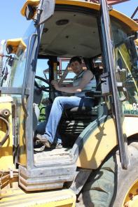 Экскаватор-погрузчик Komatsu WB93R-5.