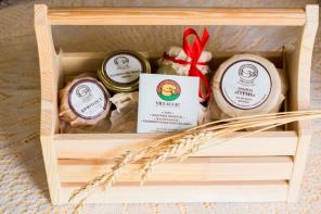 Подарочная корзинка с элитными сырами, джемом, чаем, пастилой и шоколадом - "Гурмэ".