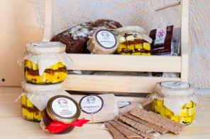 Подарочная корзинка с элитными сырами, джемом, чаем, пастилой и шоколадом - "Гурмэ".