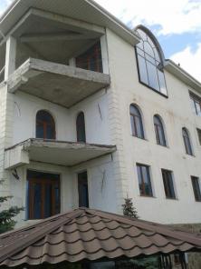 Продается отличный дом, а второй в подарок в г. Ялта, (Массандра).