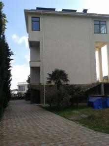 Продается отличный дом, а второй в подарок в г. Ялта, (Массандра).