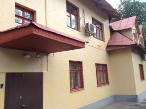 Сдается в субаренду офисное помещ площ. 15 м2 в отдельно стоящем 2-х эт здании г. Москва, ул. Стромынка, д. 9