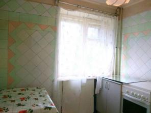 Аллея роз, трехкомнатная квартира на среднем этаже.