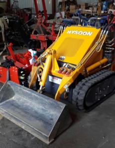 Гусеничный минитрактор Hysoon HY-380 в комплекте с ковшом грузоподъемностью в 200кг.