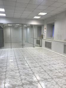 Офисное здание со своей территорией и парковкой