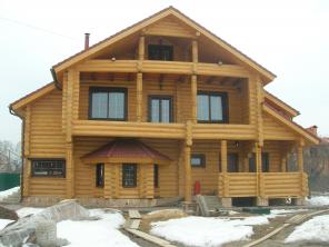 Дома из оцилиндрованного и рубленного в ручную бревна, брусовые дома из Архангельской, Костромской и Кировской областях.