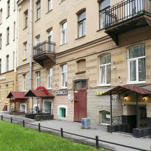 Пятикомнатная квартира на пересечении 18-й Линии и Большого проспекта В.О.