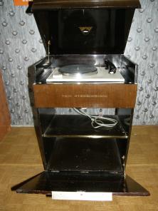 Проигрыватель грампластинок в тумбе, без усилителя. Made in Japan (1962).
