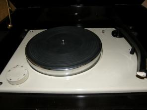 Проигрыватель грампластинок в тумбе, без усилителя. Made in Japan (1962).