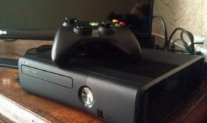 Xbox 360 Slim 4GB + Kinect + 2 игры